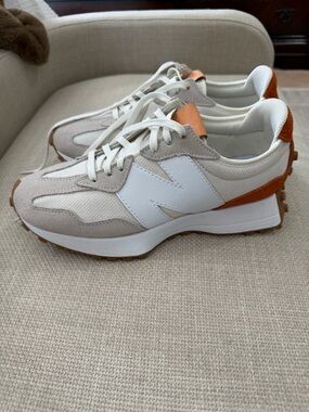 New Balance 327 women’s size 9 in EUC